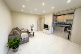 Сдаётся 2-комнатная квартира 50 м² на 2 этаже кирпичного дома с видом на площадь Жукова.